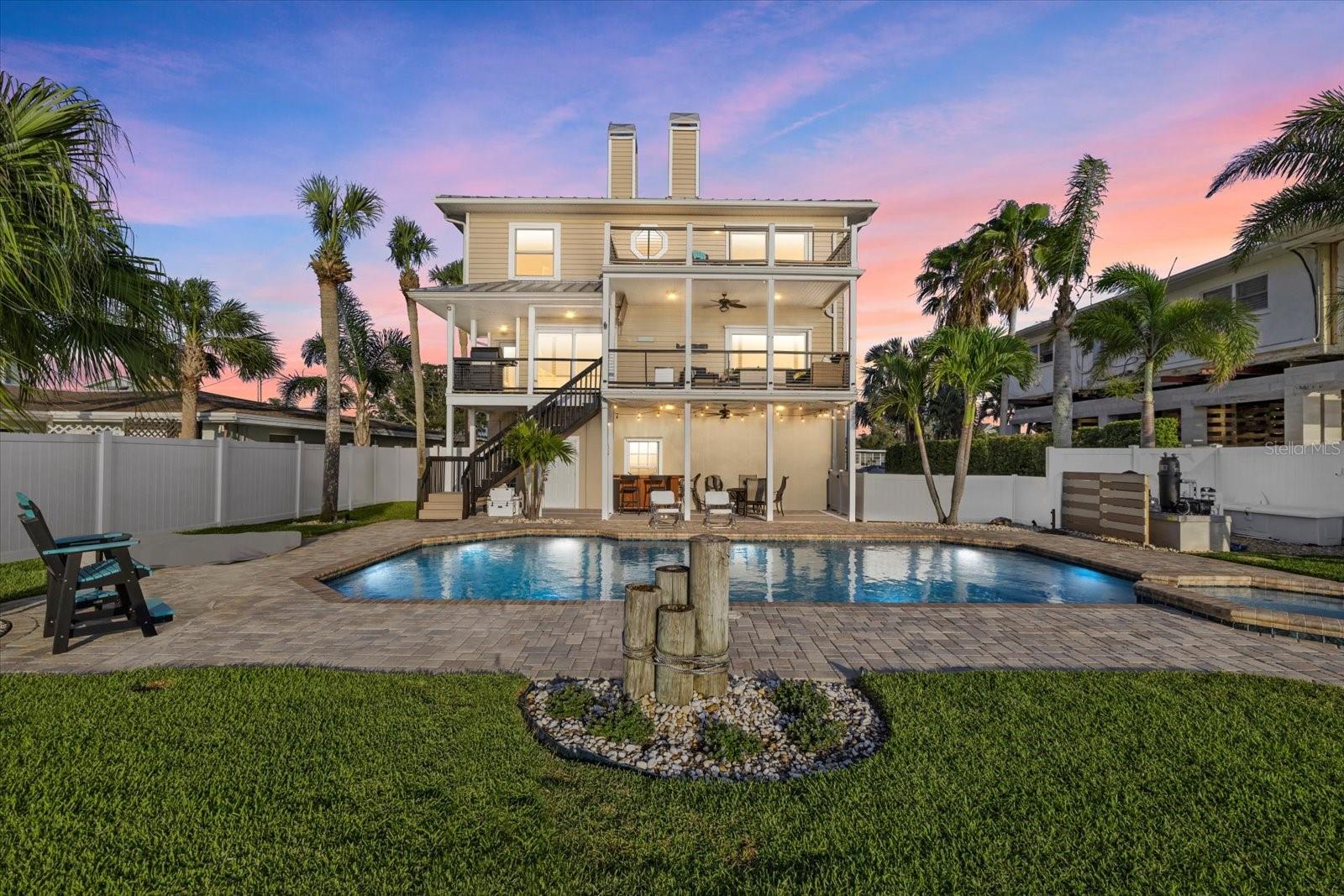 Listing photo id 2 for 2438 Baywood Drive W