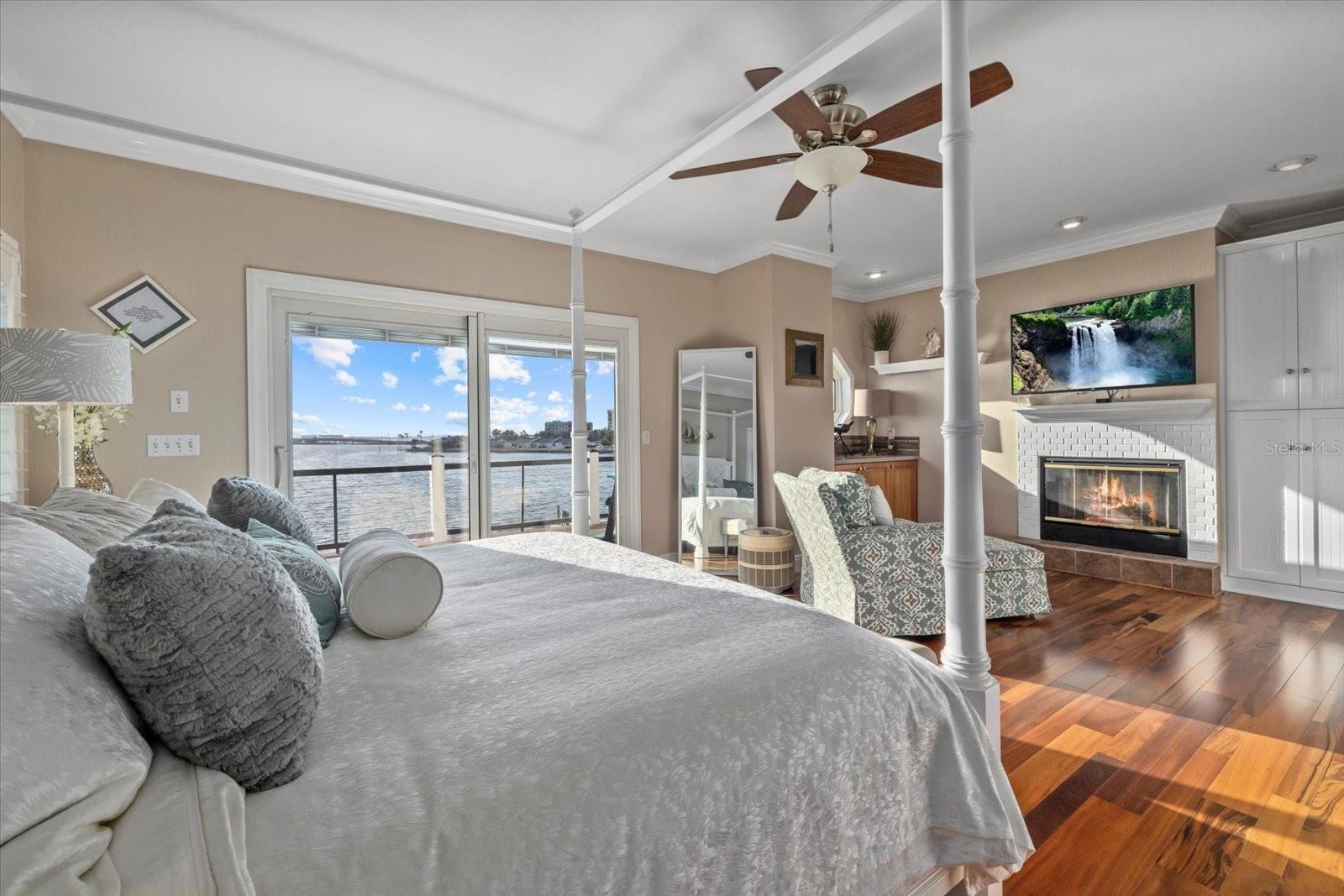 Listing photo id 38 for 2438 Baywood Drive W