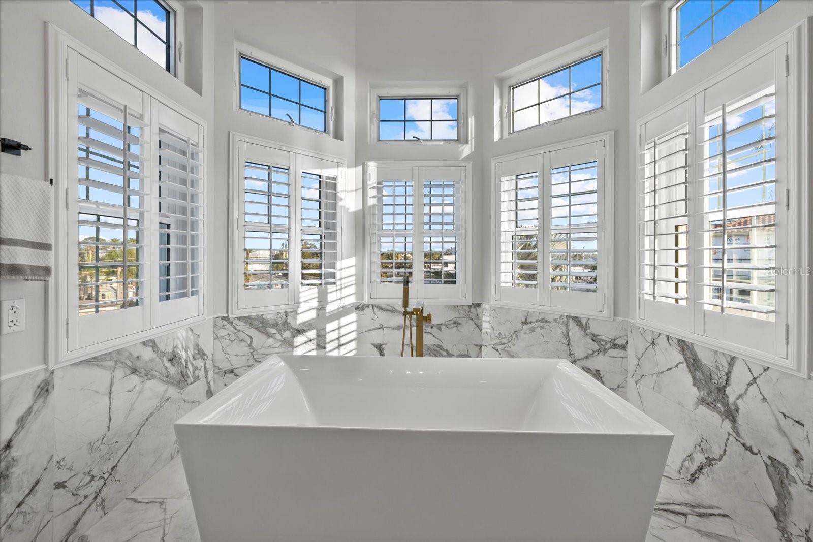 Listing photo id 40 for 2438 Baywood Drive W