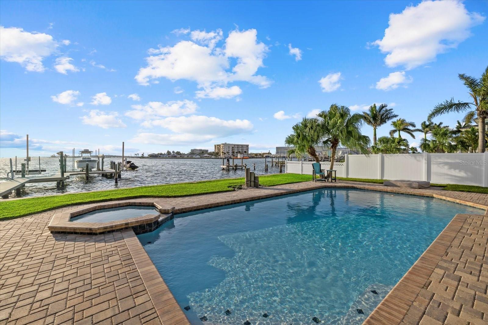 Listing photo id 46 for 2438 Baywood Drive W