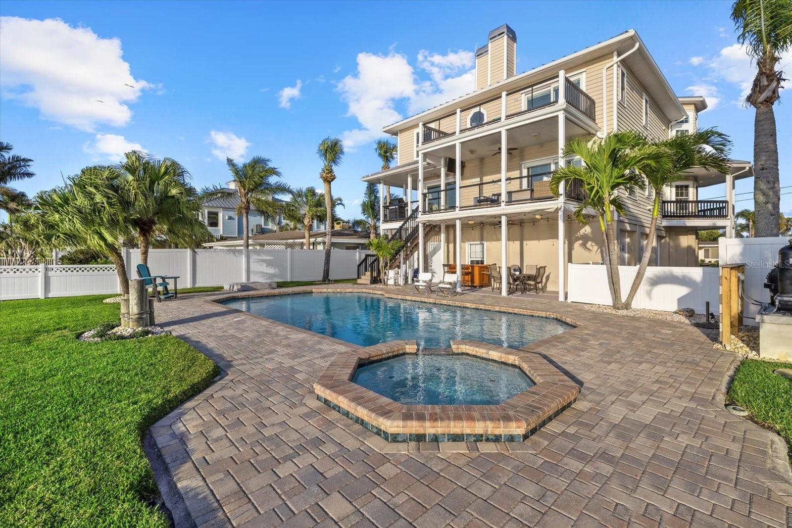 Listing photo id 50 for 2438 Baywood Drive W