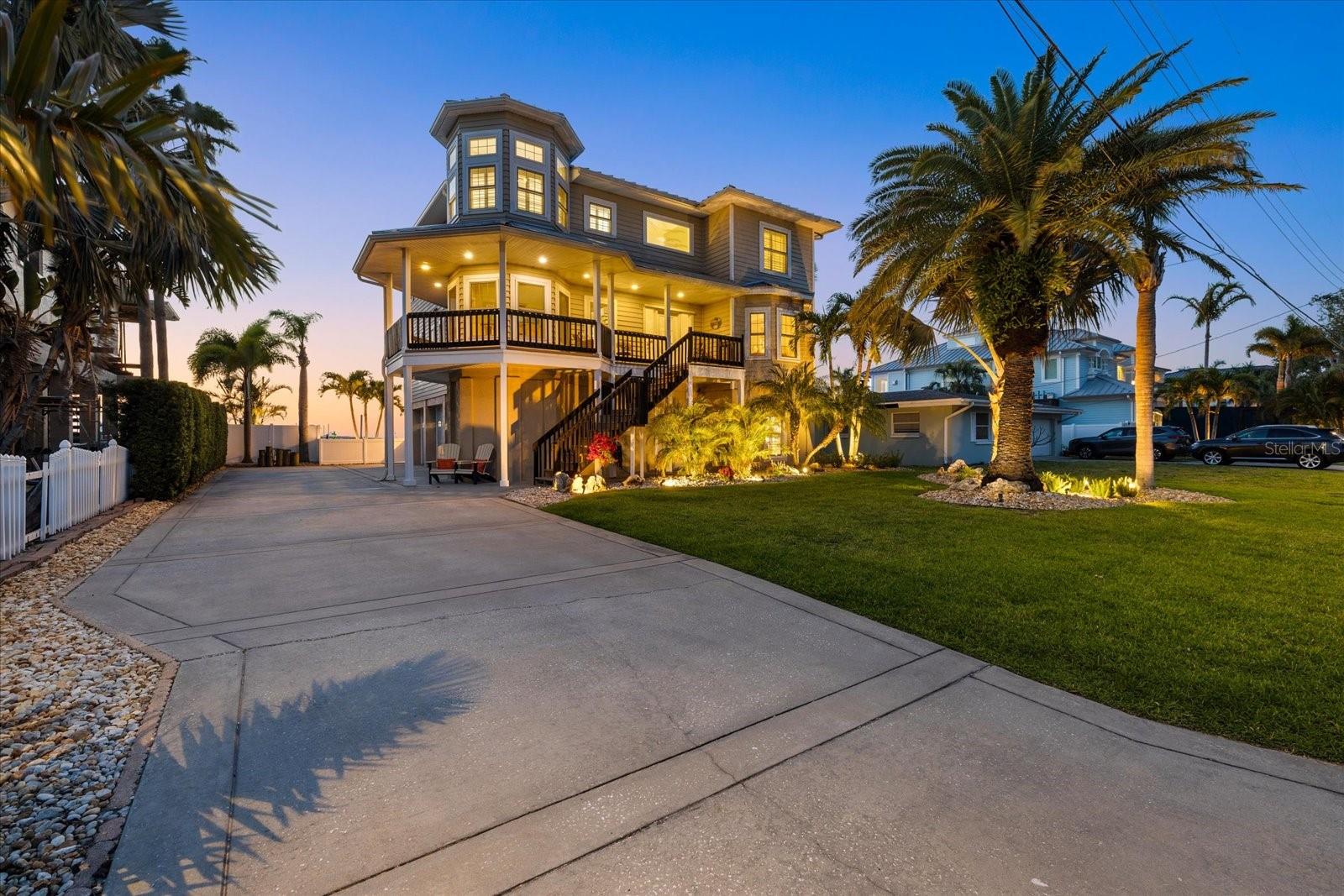 Listing photo id 57 for 2438 Baywood Drive W