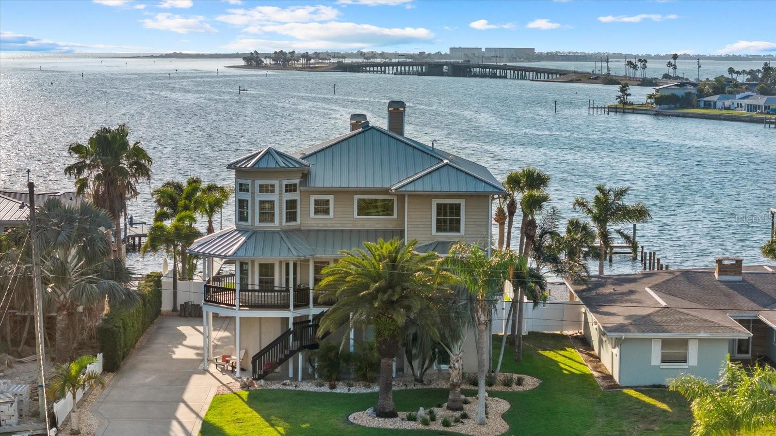 Listing photo id 4 for 2438 Baywood Drive W