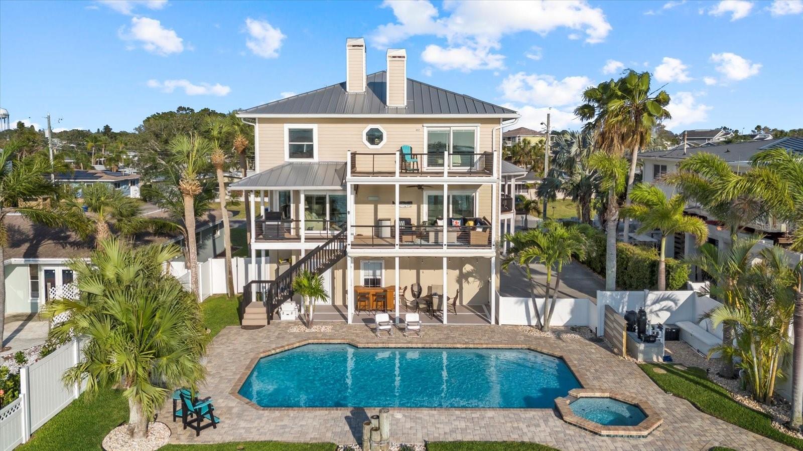 Listing photo id 5 for 2438 Baywood Drive W