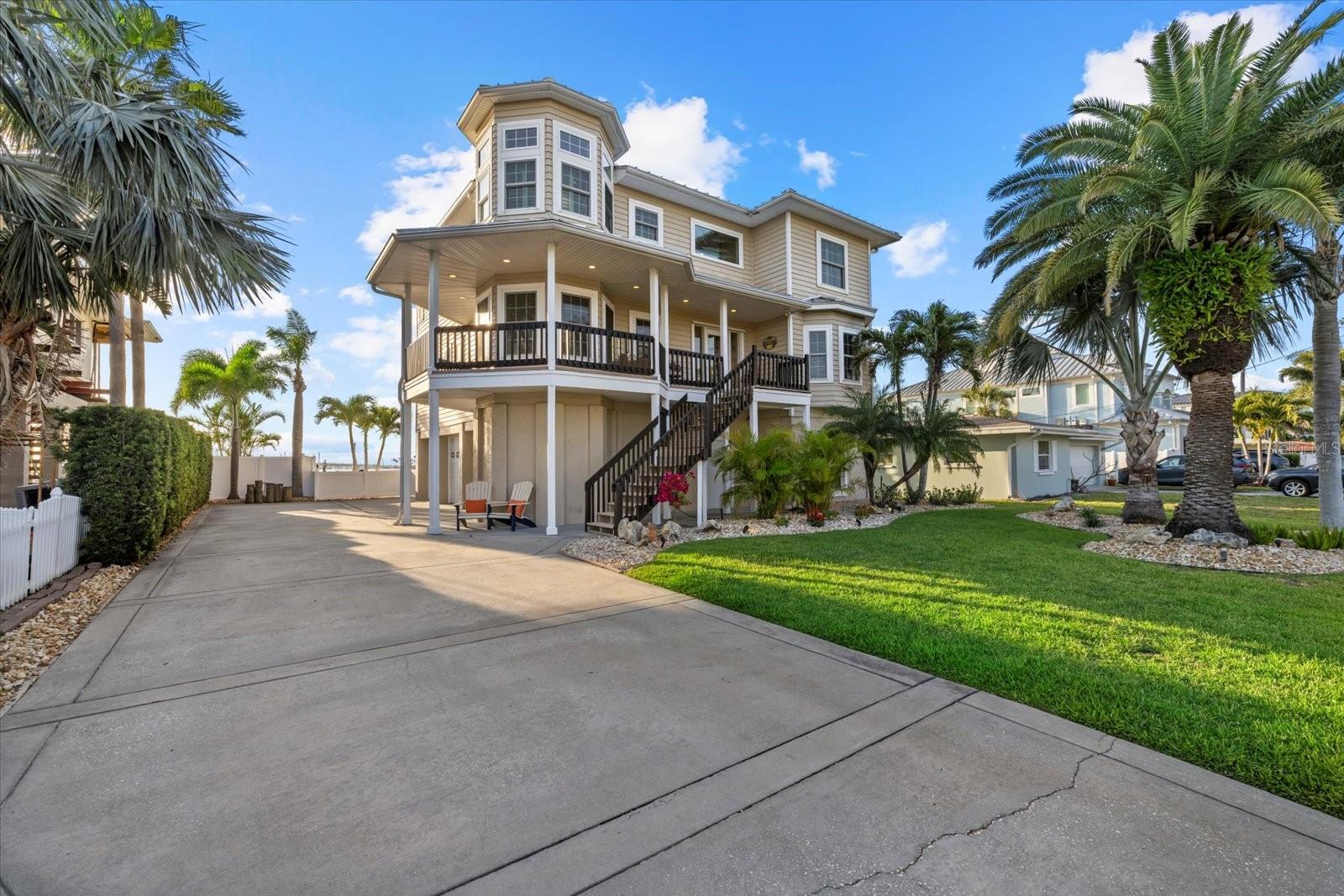 Listing photo id 7 for 2438 Baywood Drive W