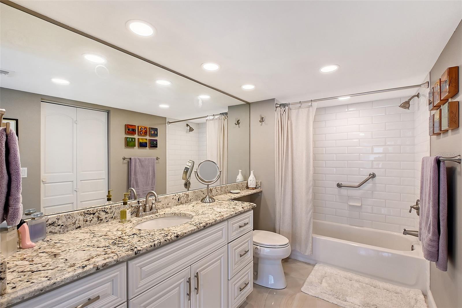 Listing photo id 15 for 2425 Gulf Of Mexico Drive 6a