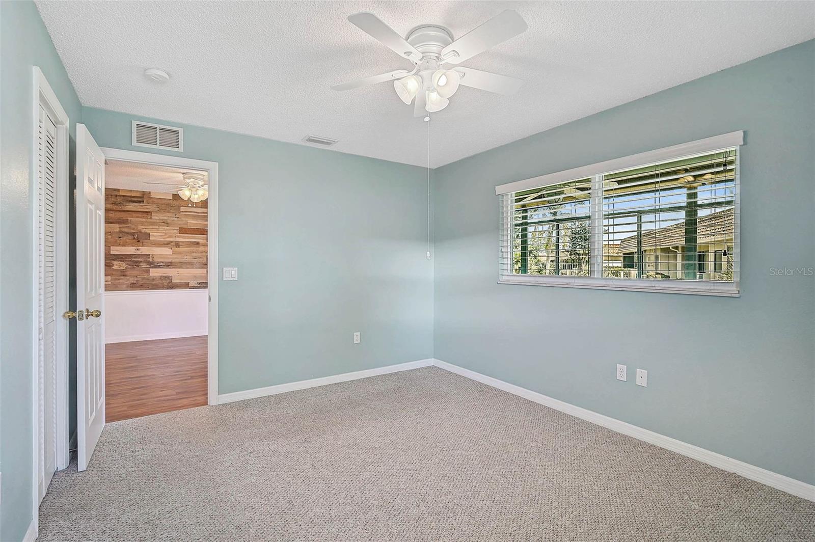 Image 17 of 36 For 602 Park Circle