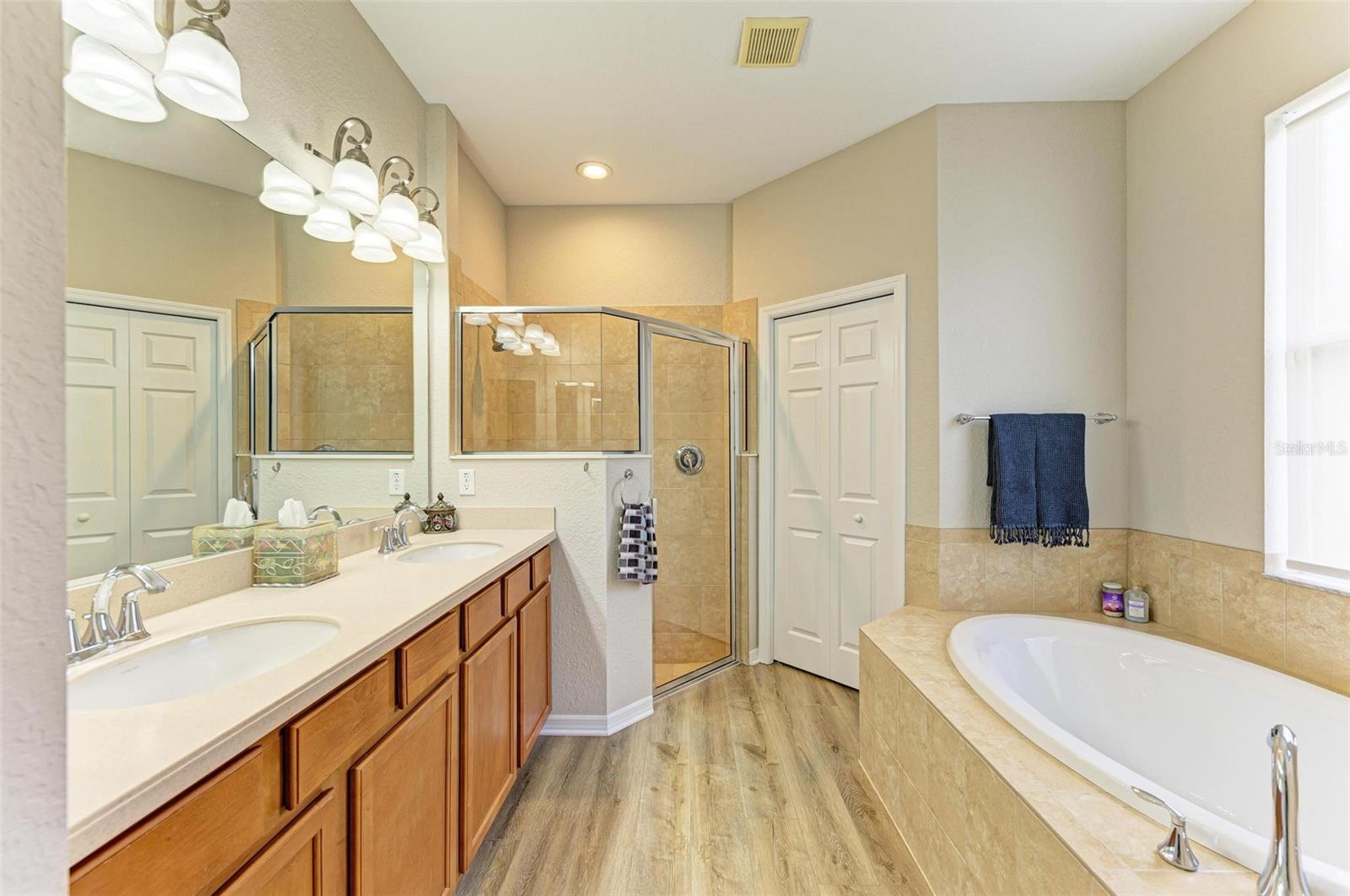 Image 15 of 40 For 350 River Enclave Court