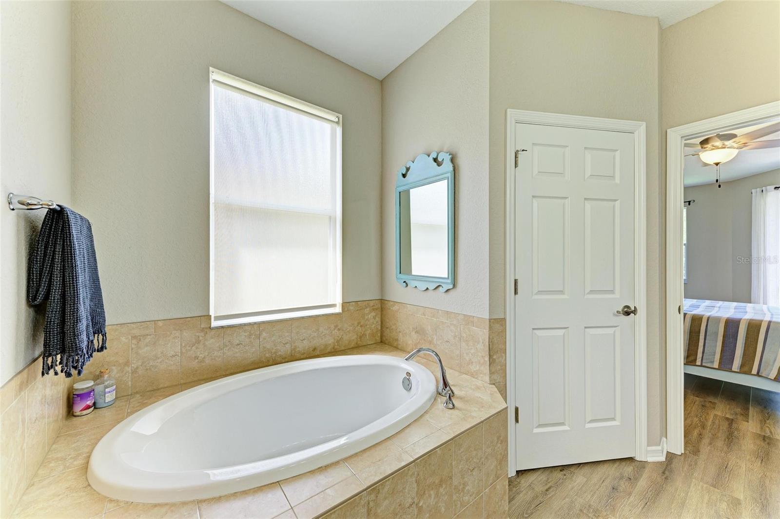 Image 18 of 40 For 350 River Enclave Court