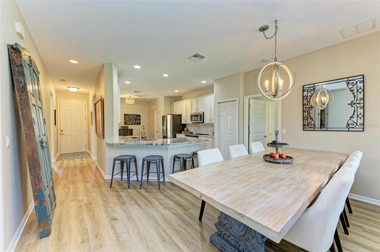 Image 7 of 40 For 350 River Enclave Court