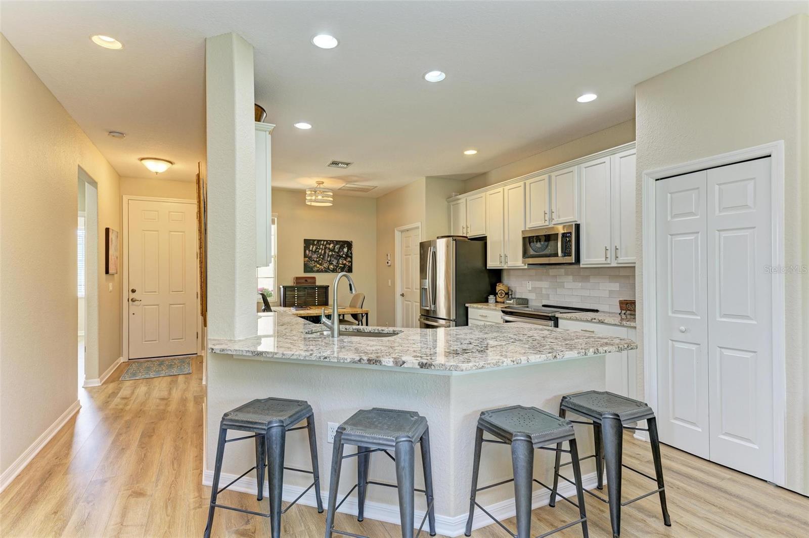 Image 8 of 40 For 350 River Enclave Court