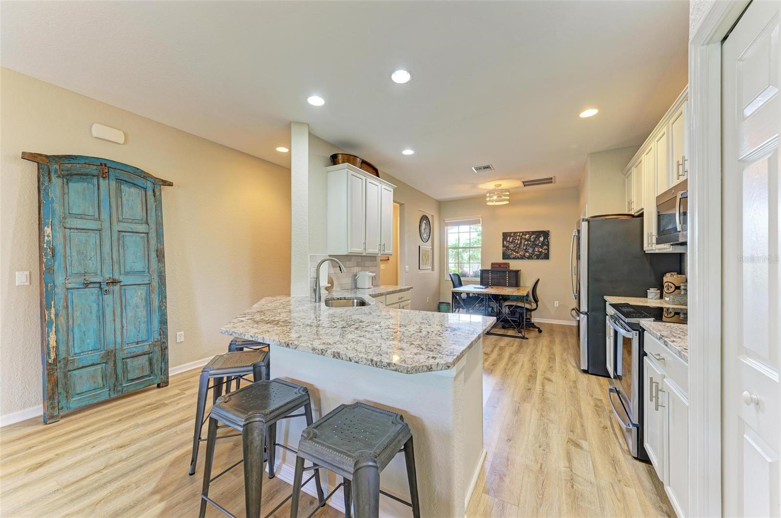 Image 9 of 40 For 350 River Enclave Court