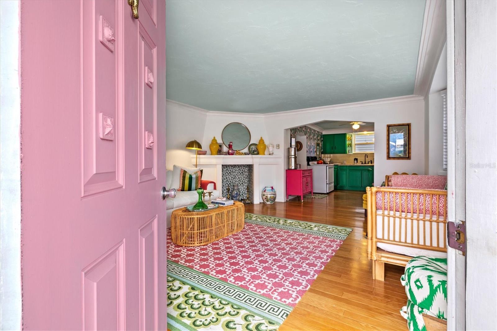 Image 11 of 52 For 8 Desoto Street E