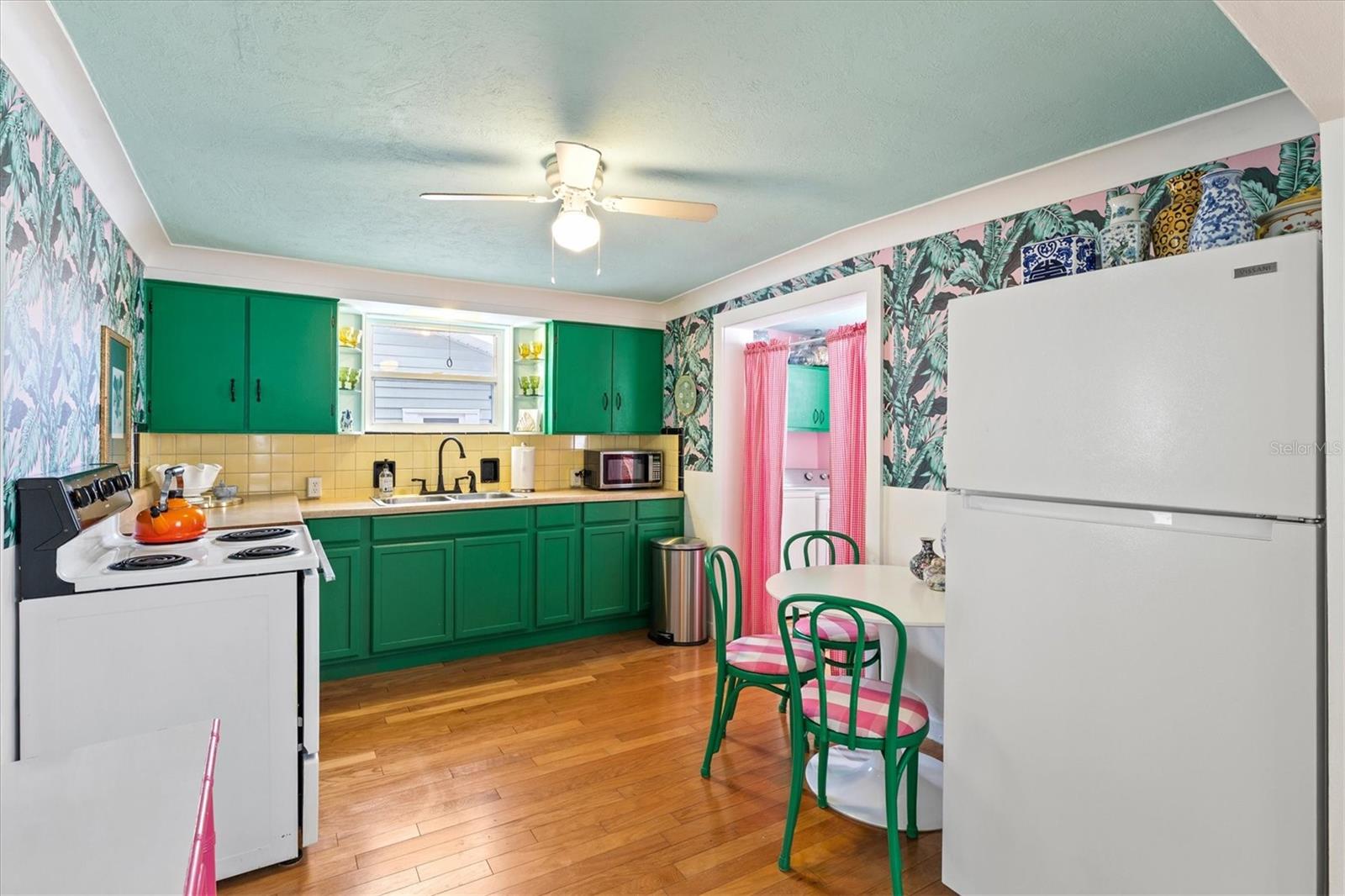 Image 21 of 52 For 8 Desoto Street E