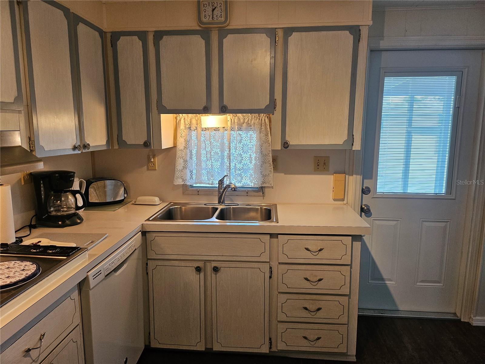 Image 8 of 64 For 3318 Oakwood Boulevard S