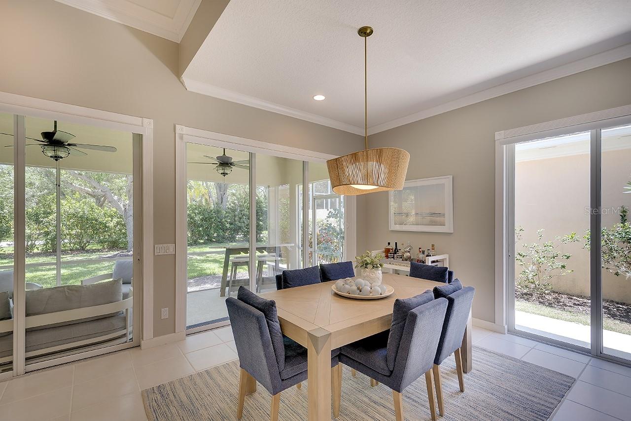 Listing photo id 9 for 5877 Ferrara Drive