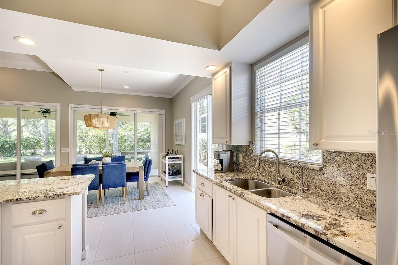 Listing photo id 12 for 5877 Ferrara Drive