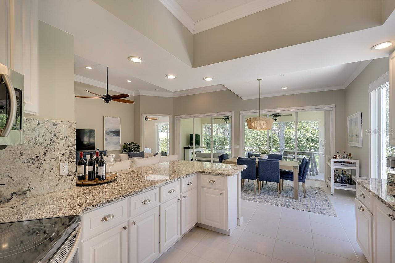 Listing photo id 13 for 5877 Ferrara Drive
