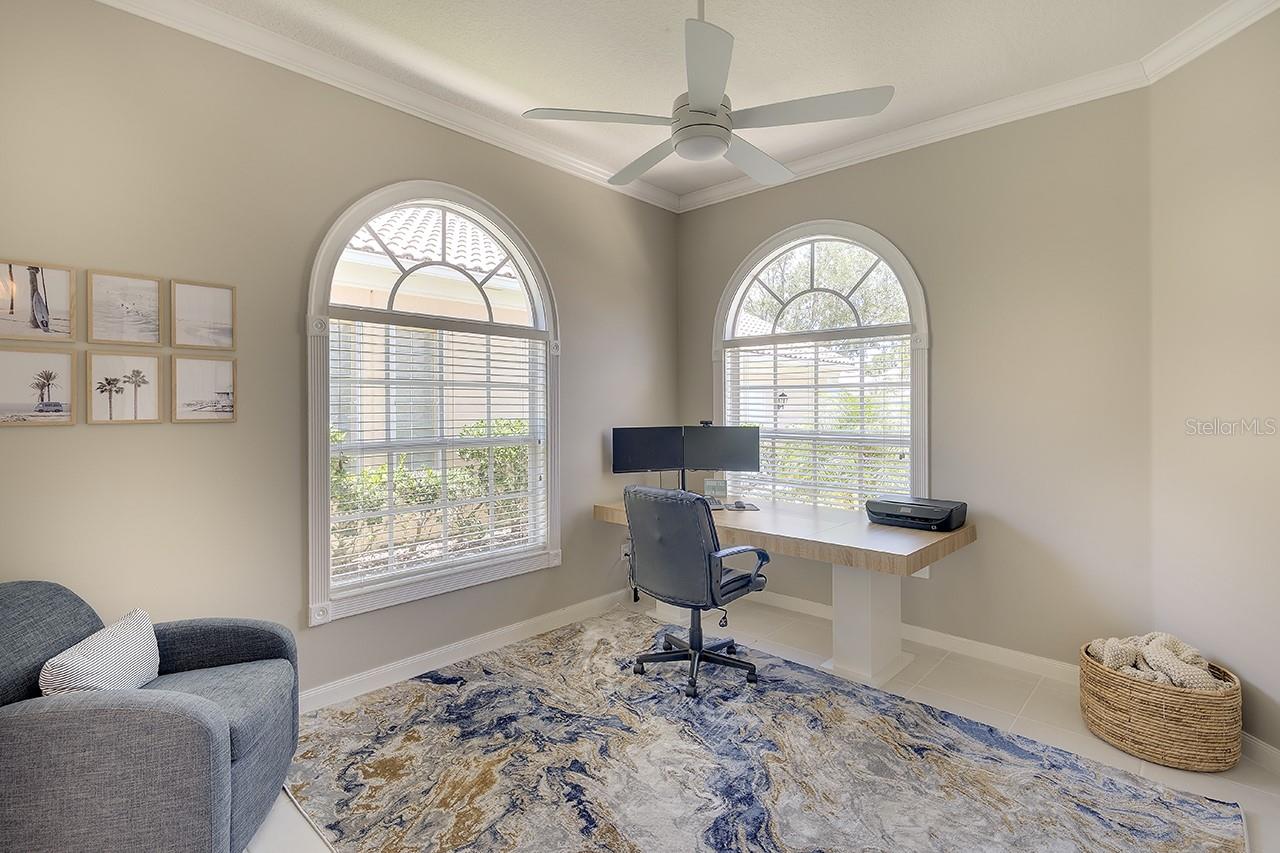 Listing photo id 14 for 5877 Ferrara Drive