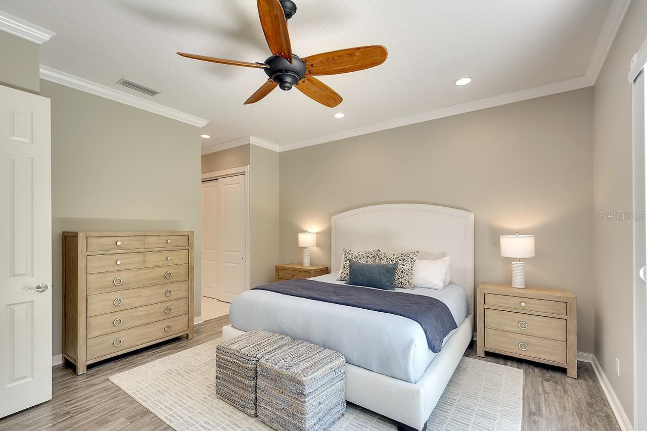 Listing photo id 16 for 5877 Ferrara Drive