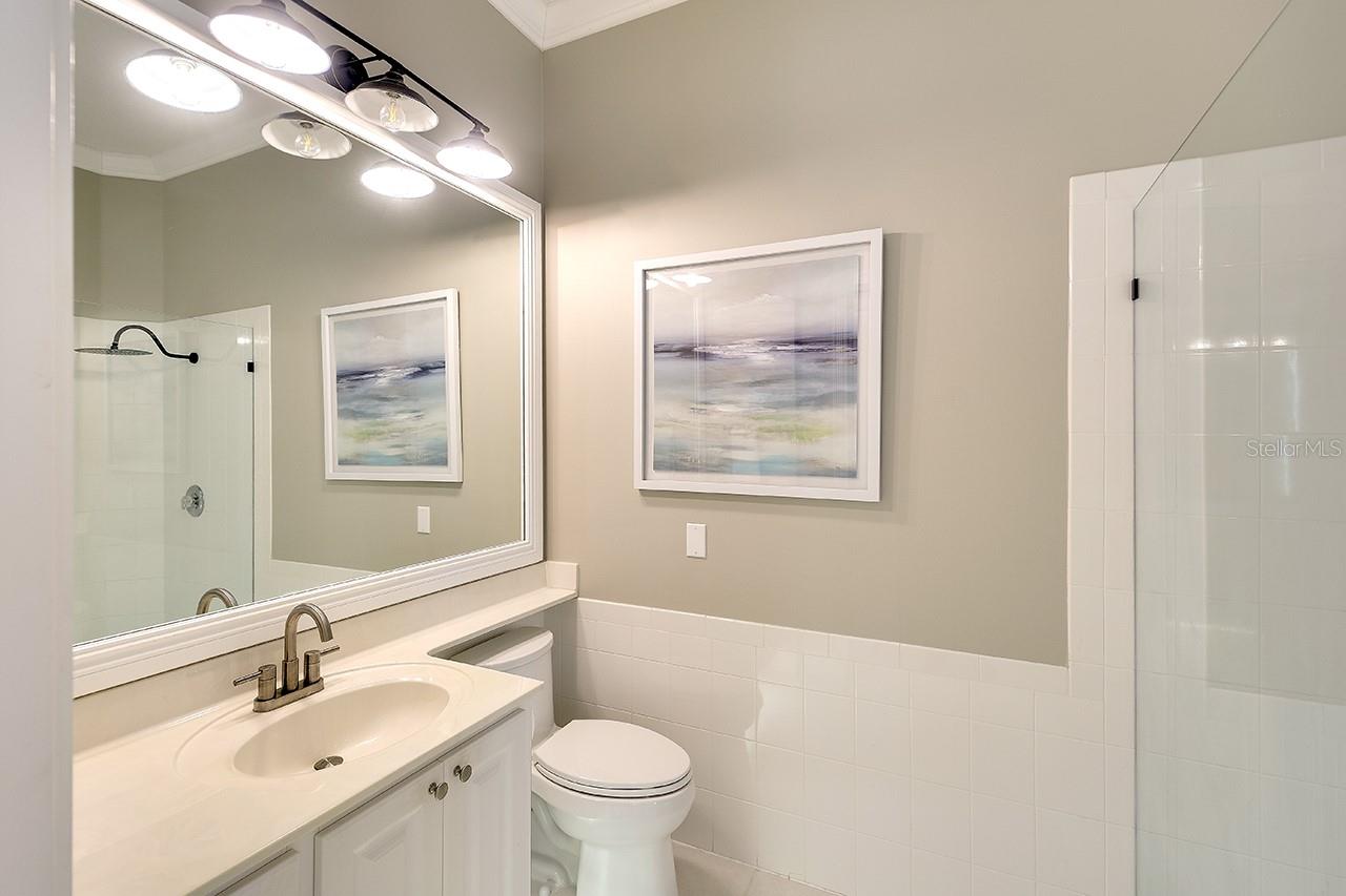 Listing photo id 19 for 5877 Ferrara Drive