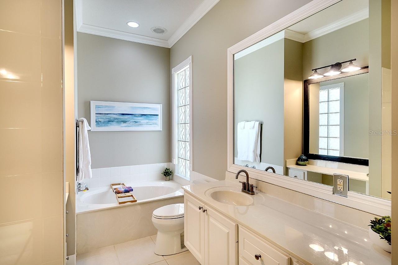Listing photo id 21 for 5877 Ferrara Drive