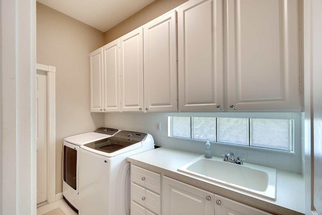 Listing photo id 26 for 5877 Ferrara Drive