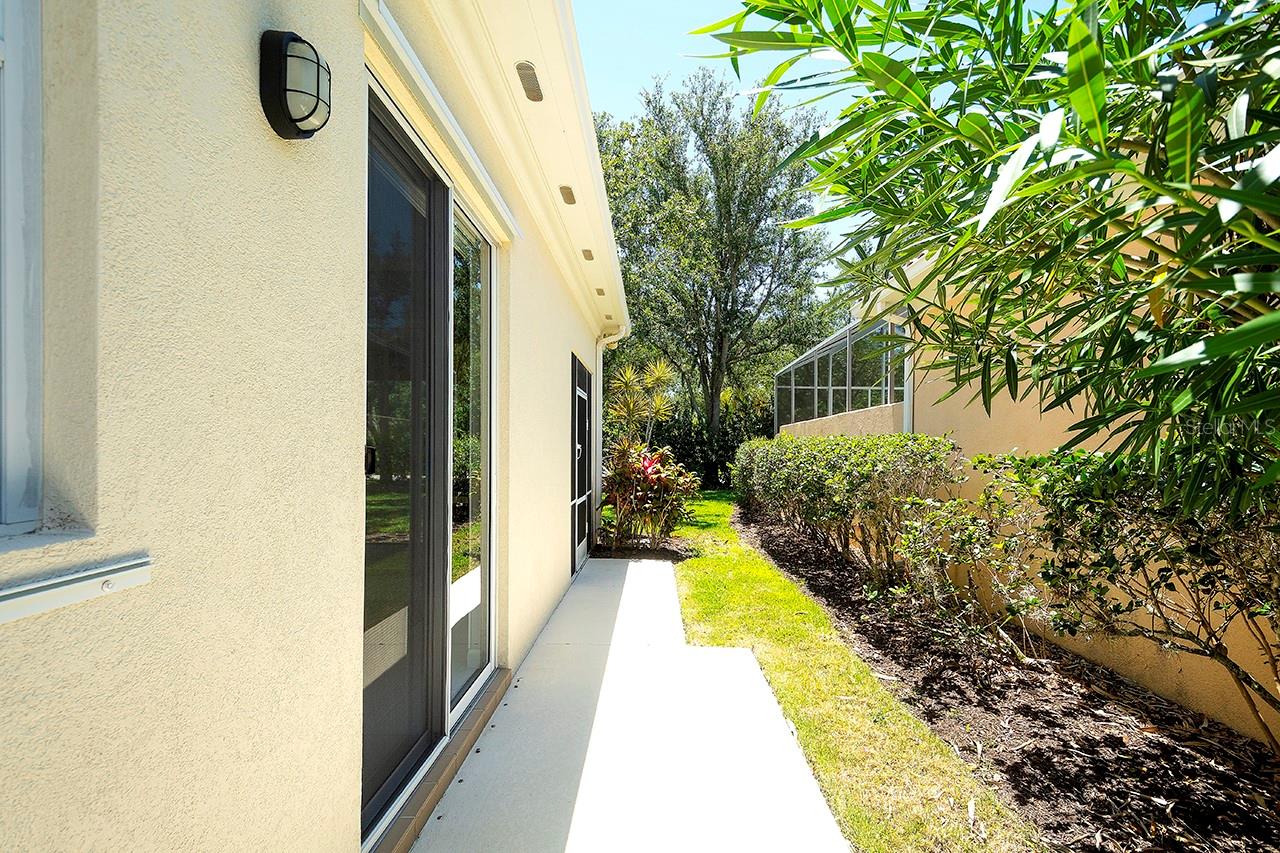 Listing photo id 30 for 5877 Ferrara Drive