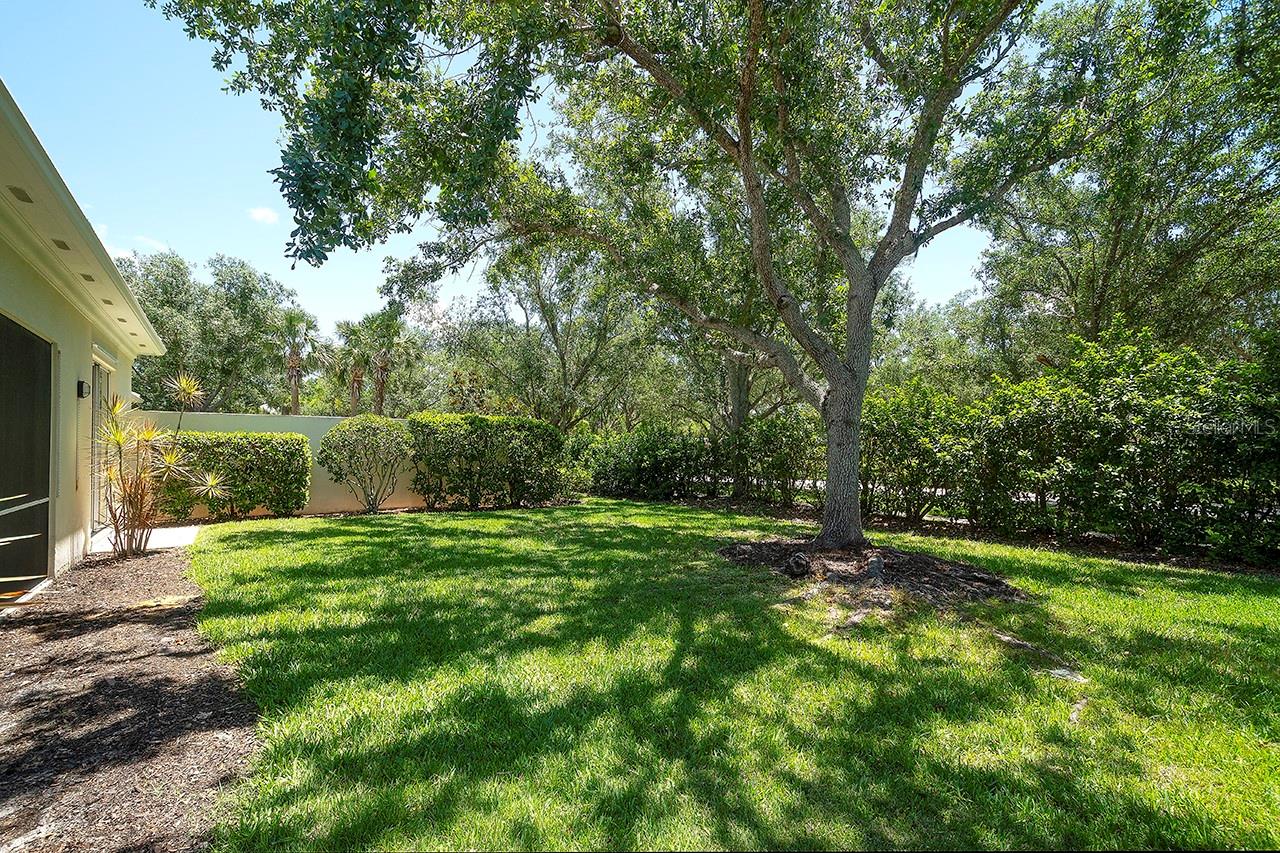 Listing photo id 32 for 5877 Ferrara Drive