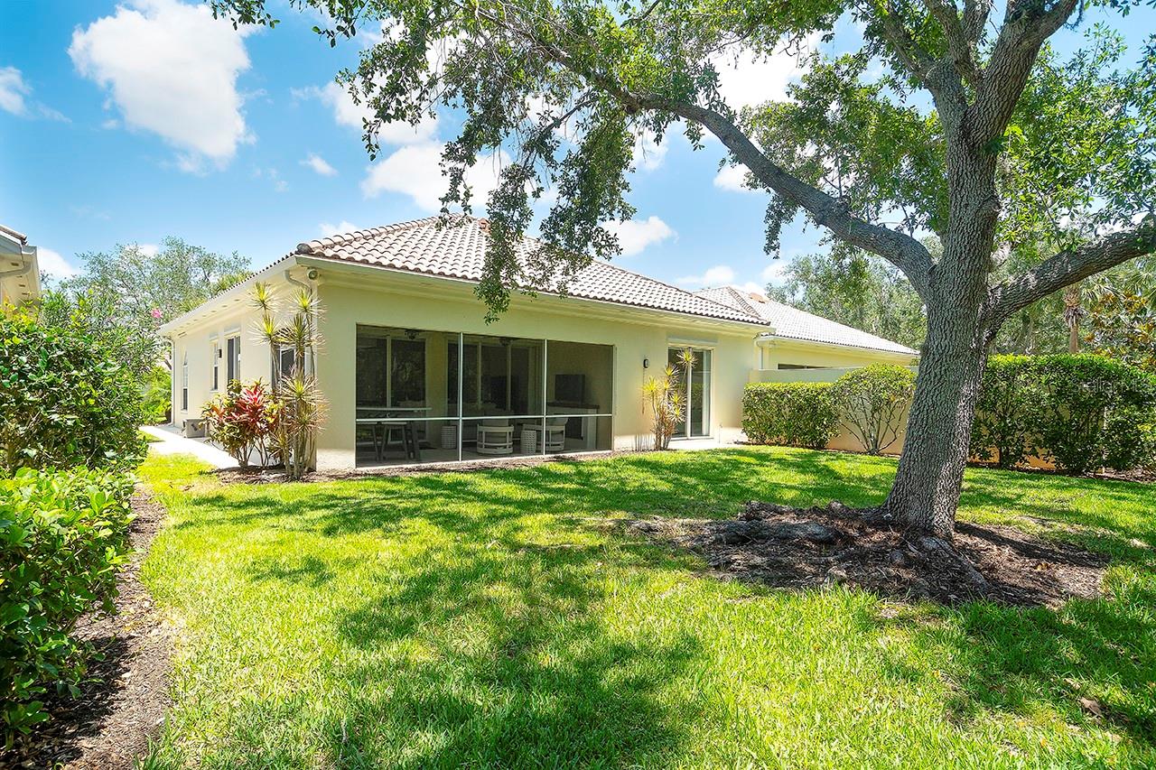 Listing photo id 33 for 5877 Ferrara Drive