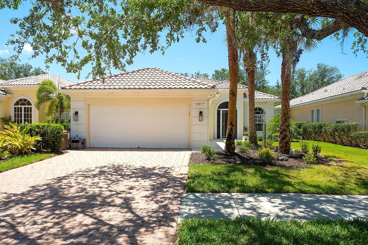 Listing photo id 2 for 5877 Ferrara Drive