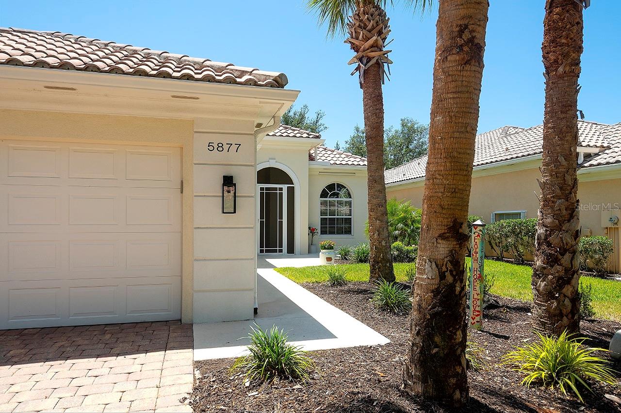 Listing photo id 3 for 5877 Ferrara Drive