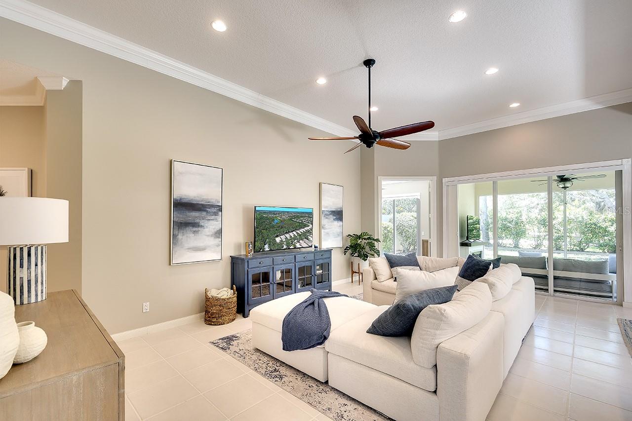 Listing photo id 6 for 5877 Ferrara Drive