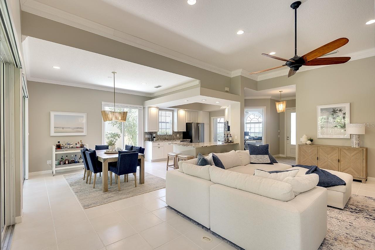 Listing photo id 7 for 5877 Ferrara Drive