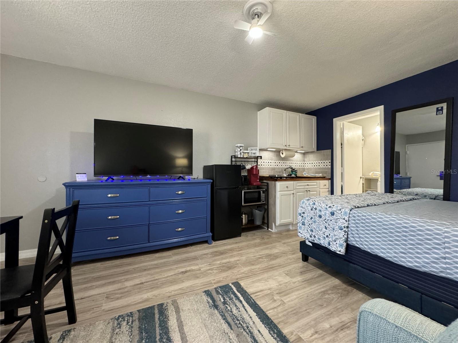 Image 3 of 33 For 7150 Tamiami Trail S-623