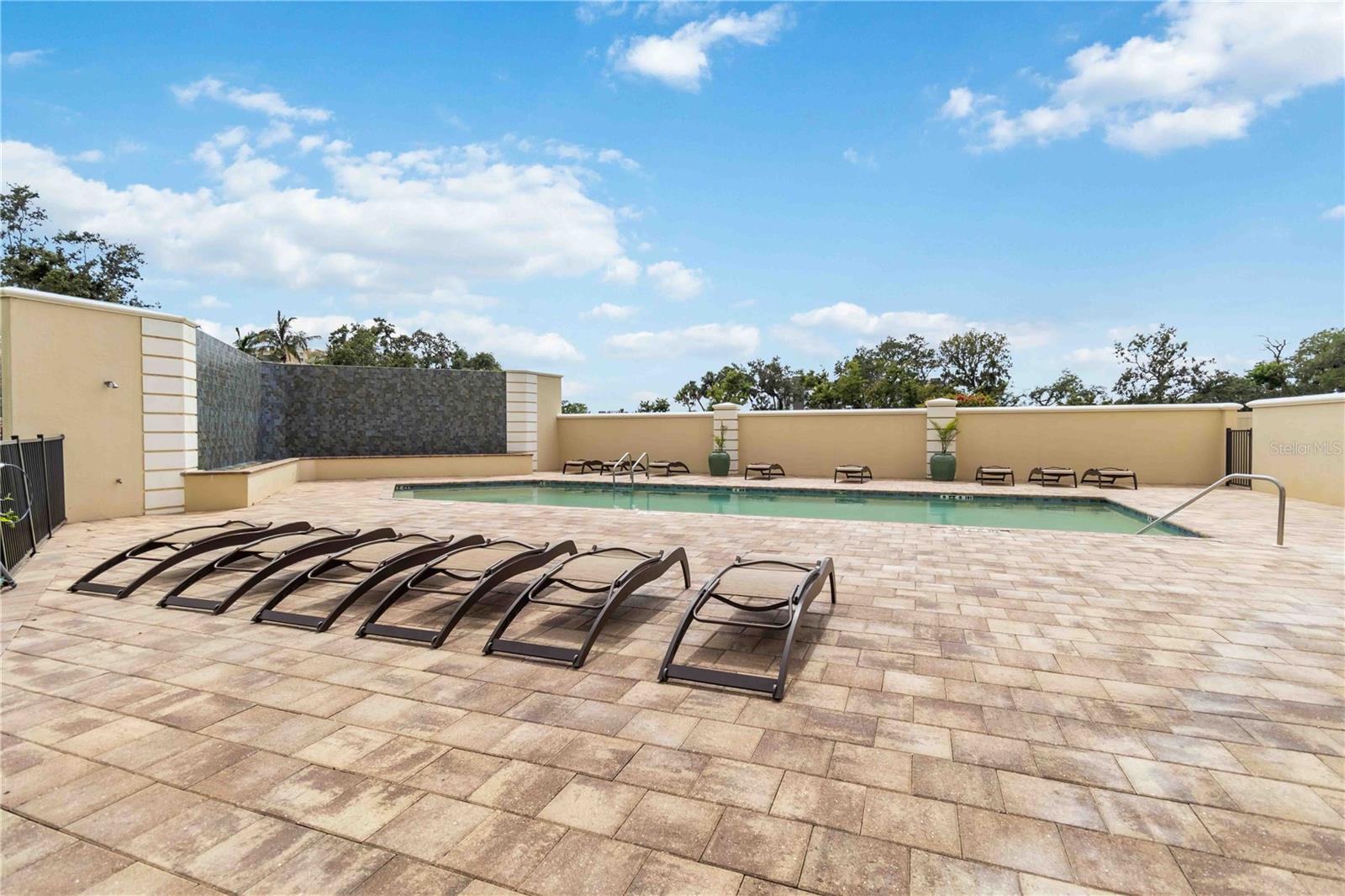 Listing photo id 15 for 501 Haben Boulevard 303