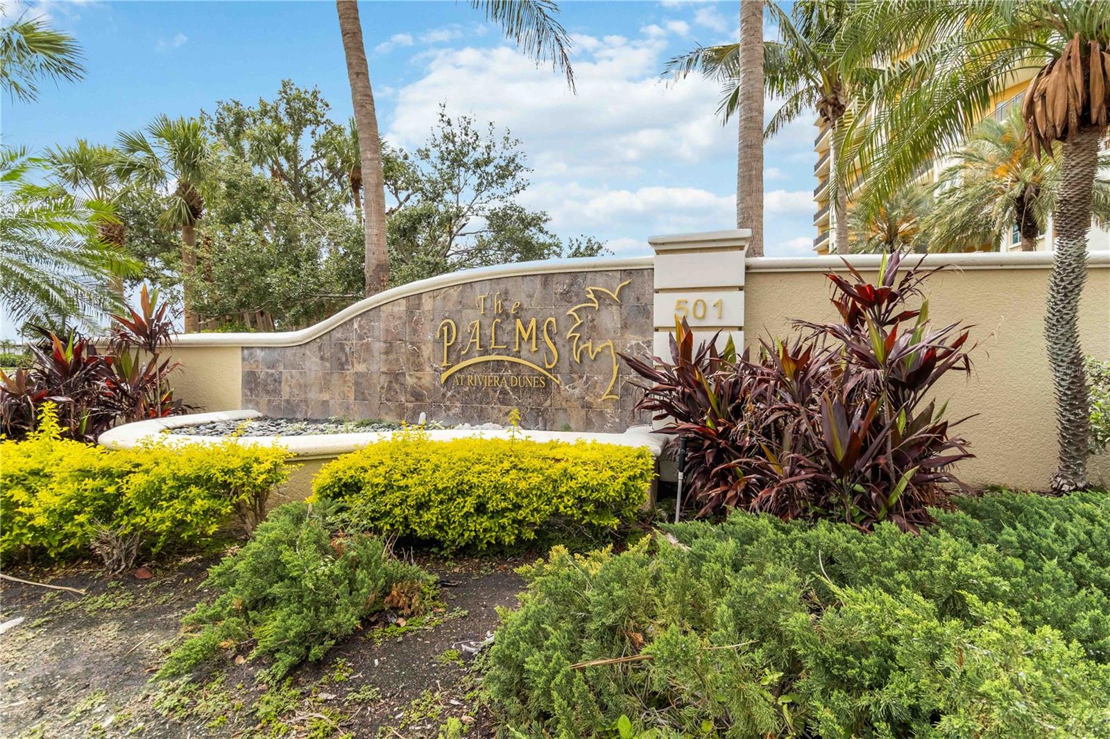 Listing photo id 0 for 501 Haben Boulevard 303