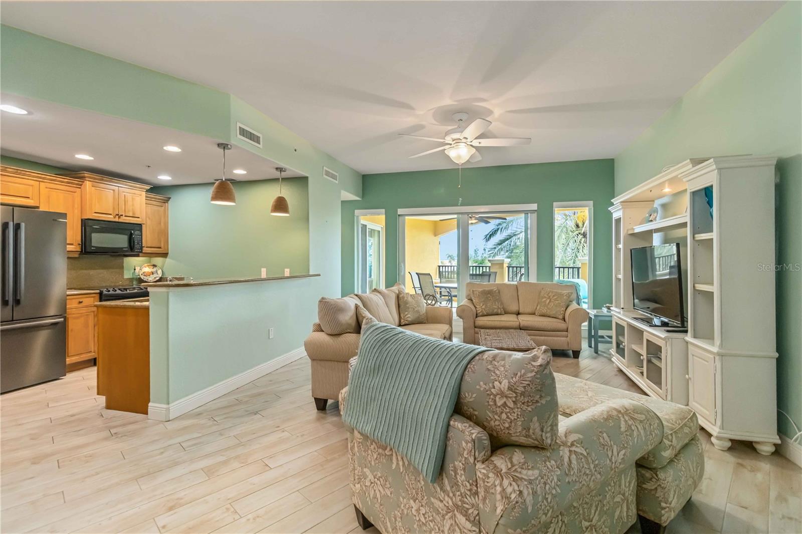 Listing photo id 3 for 501 Haben Boulevard 303