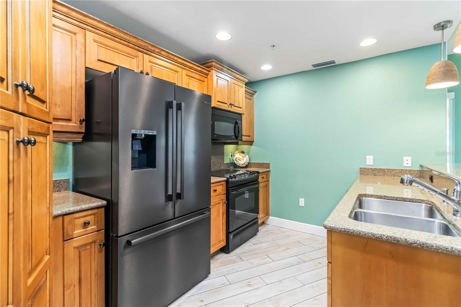 Listing photo id 5 for 501 Haben Boulevard 303