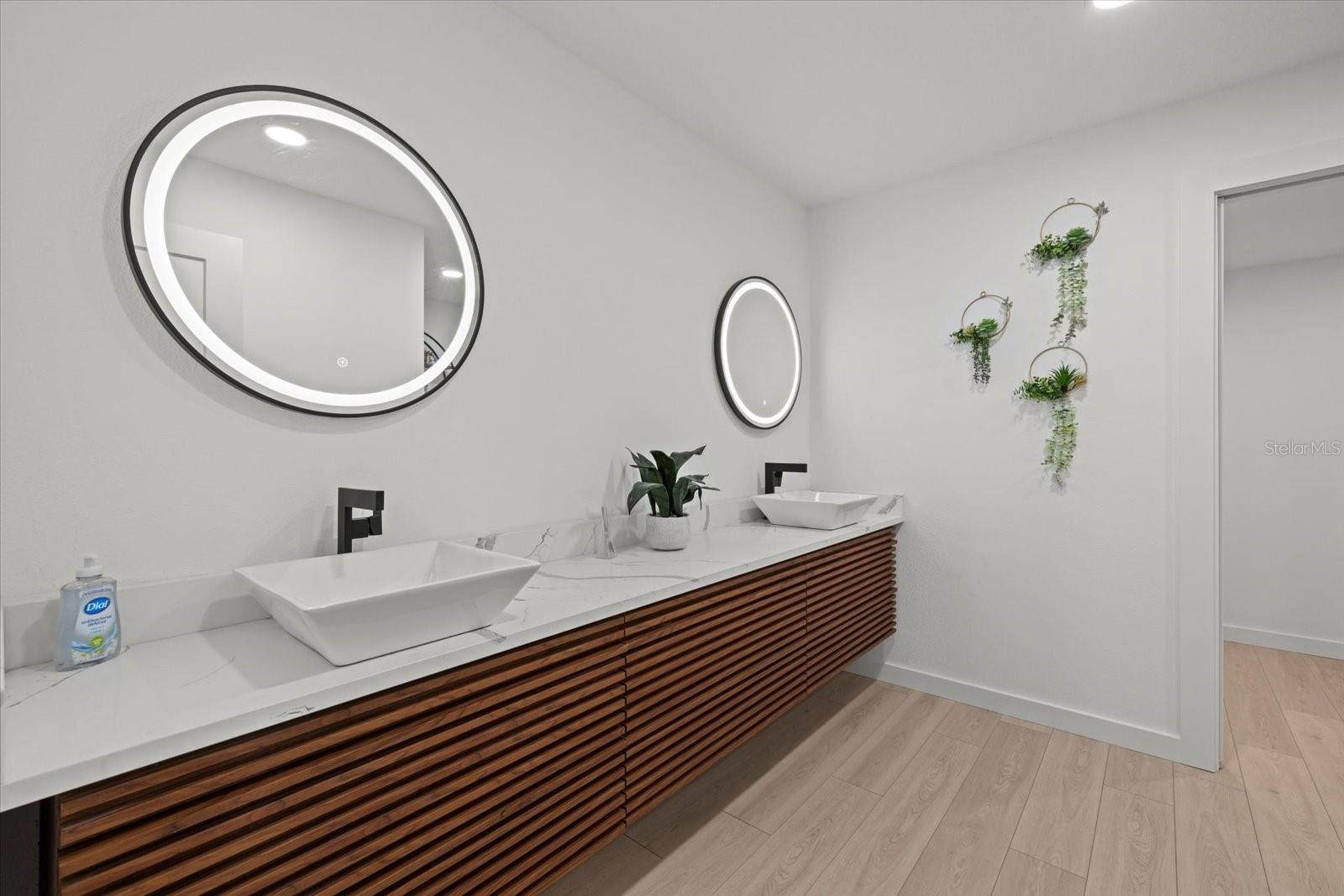 Image 17 of 38 For 2915 Woodpine Circle