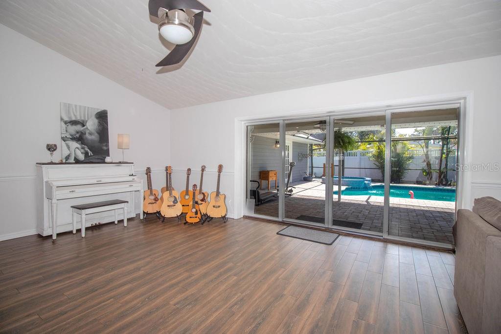 Image 18 of 68 For 1021 Estremadura Drive