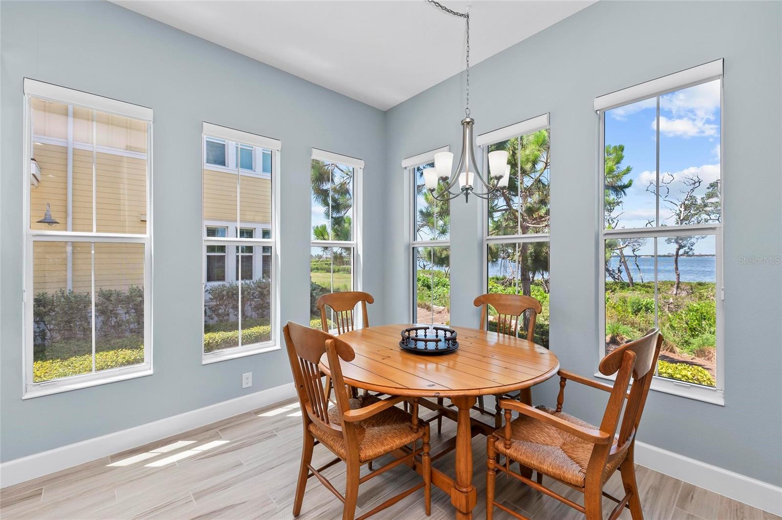 Image 25 of 100 For 276 Saint Lucia Drive 101