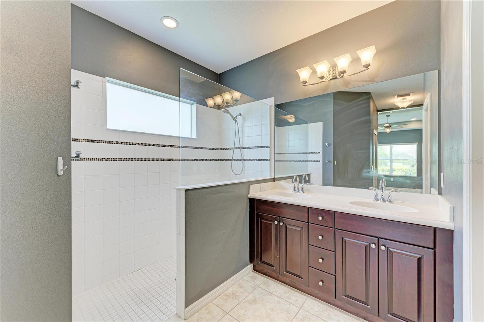Image 17 of 39 For 11811 Fennemore Way