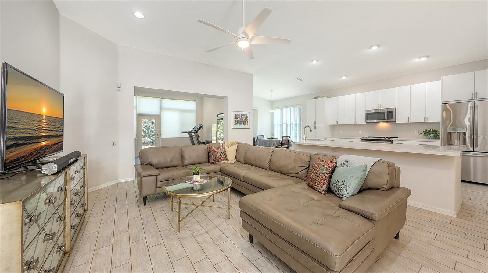 Image 11 of 38 For 6721 Oak Manor Drive