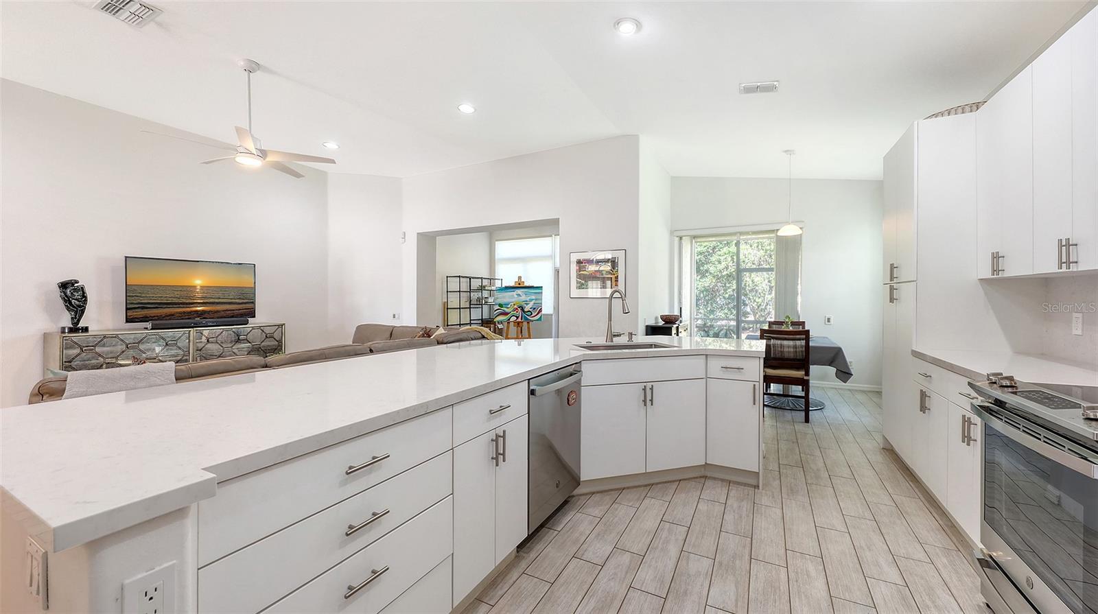 Image 16 of 38 For 6721 Oak Manor Drive