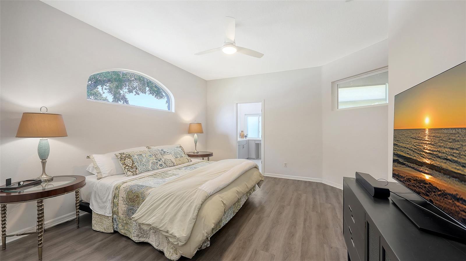 Image 18 of 38 For 6721 Oak Manor Drive