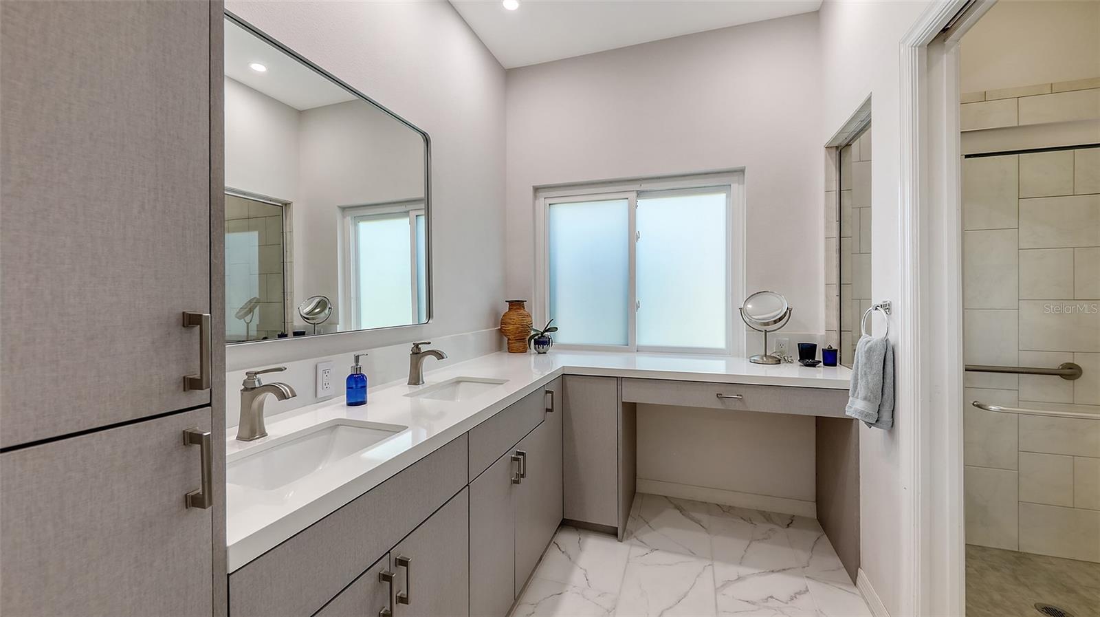 Image 20 of 38 For 6721 Oak Manor Drive