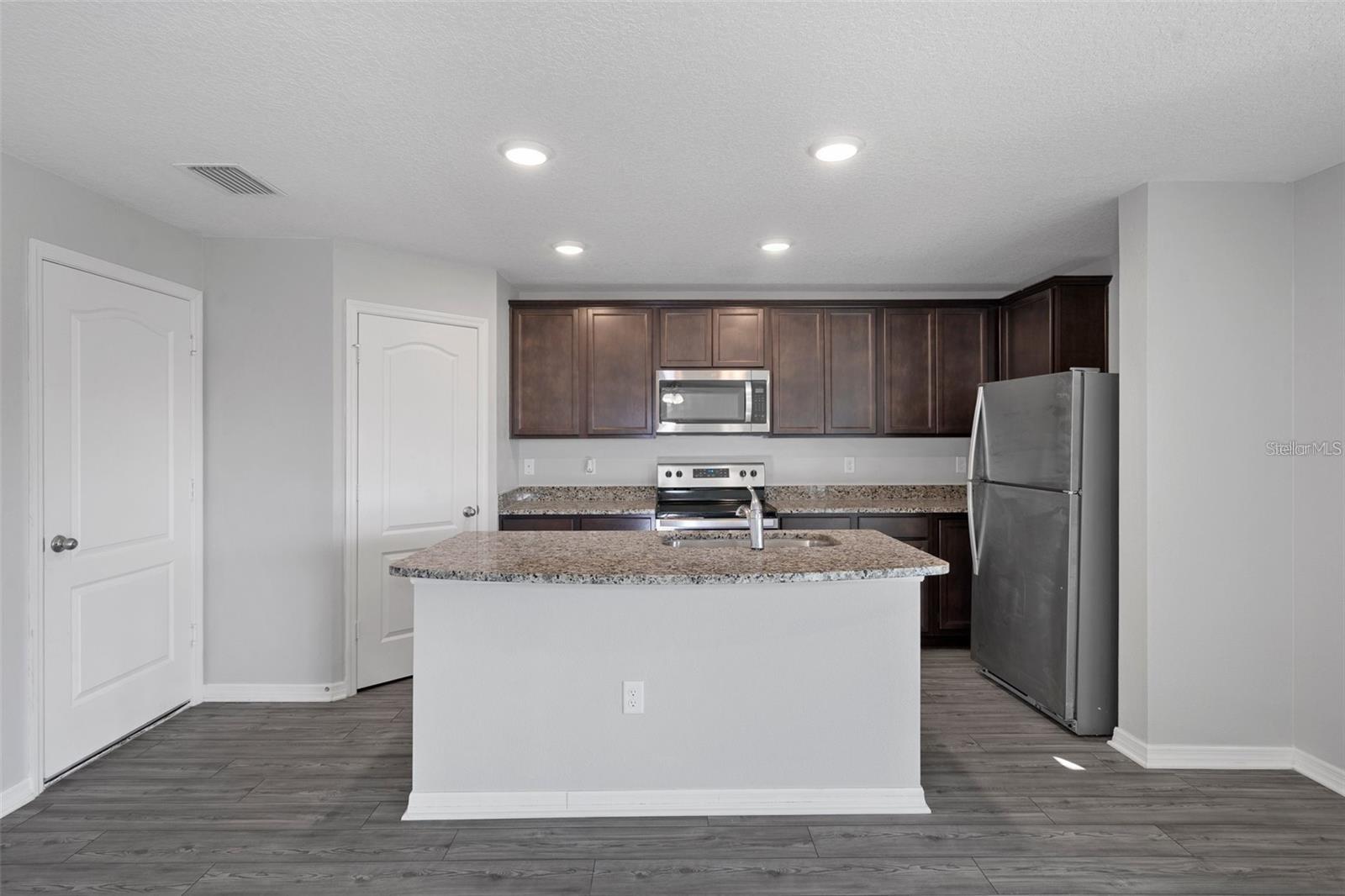 Listing photo id 5 for 5242 Fez Court