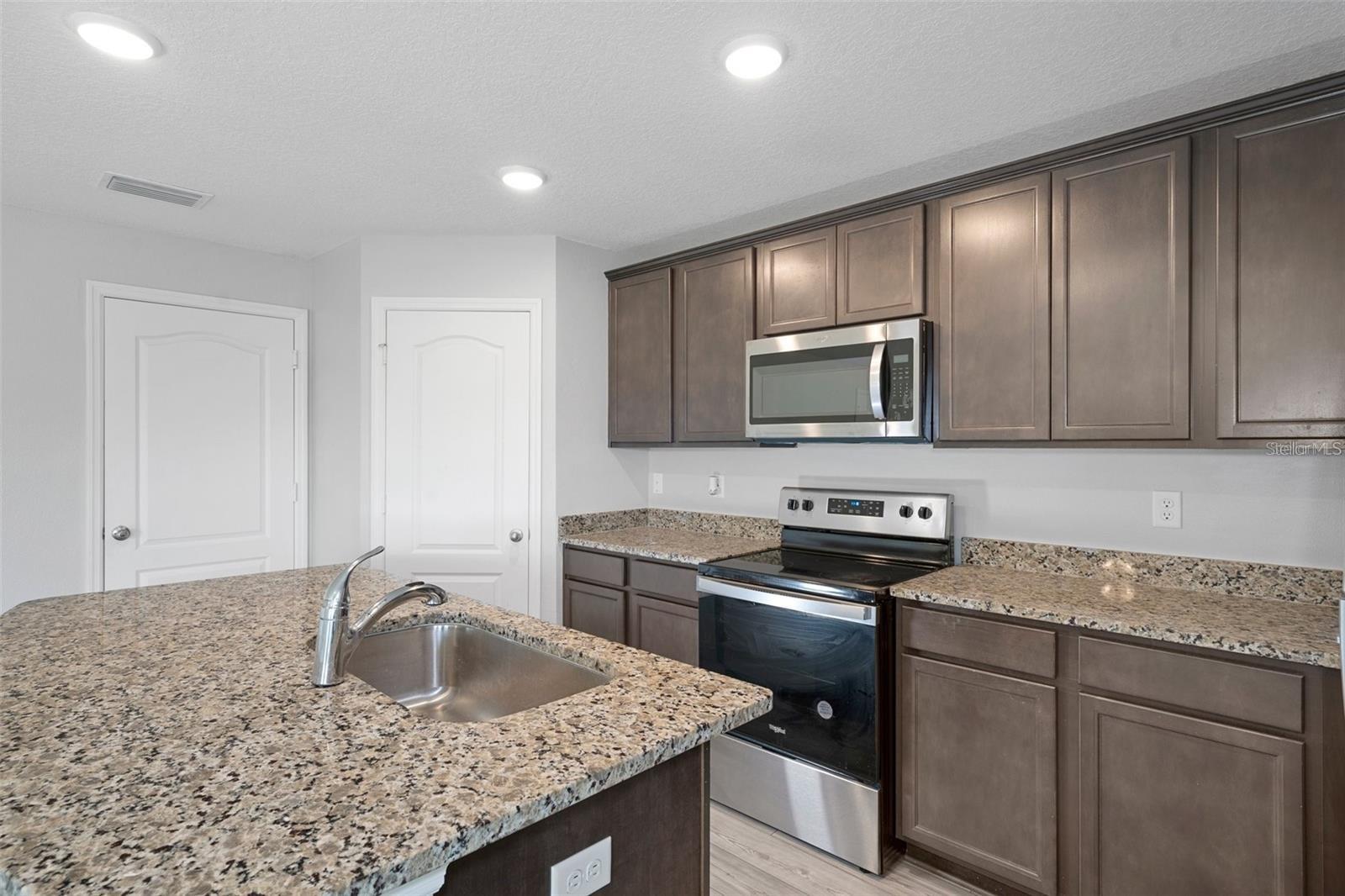 Listing photo id 6 for 5242 Fez Court