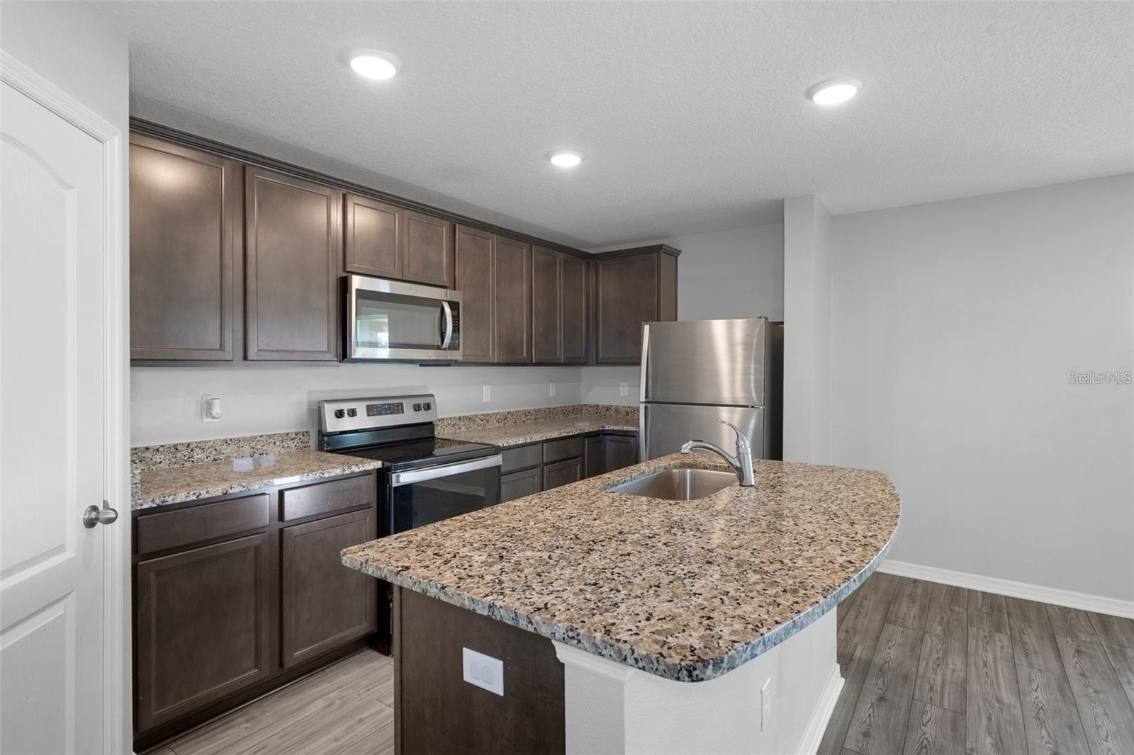Listing photo id 7 for 5242 Fez Court